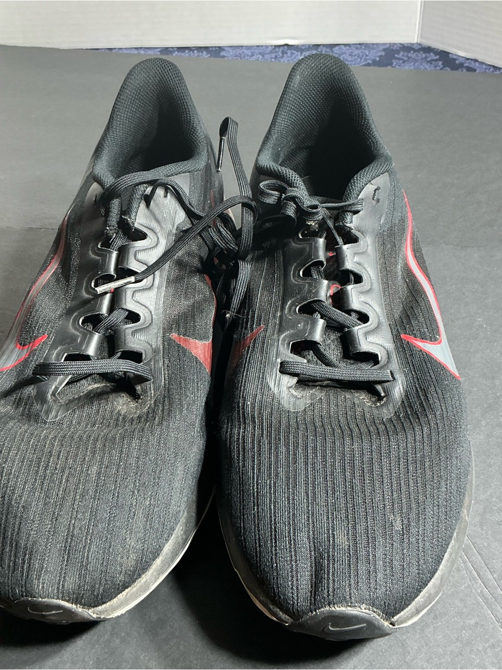 Nike Men's Black and Red Athletic Running Shoes